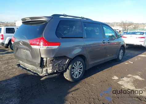 2014 Toyota Sienna Xle V6 8 Passenger z USA, uszkodzony, nr VIN 5TDYK3DC5ES435426
